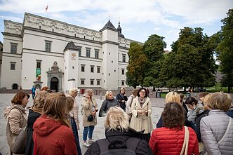 Gina Viliūnė veda ekskursiją pagal pirmą detektyvą