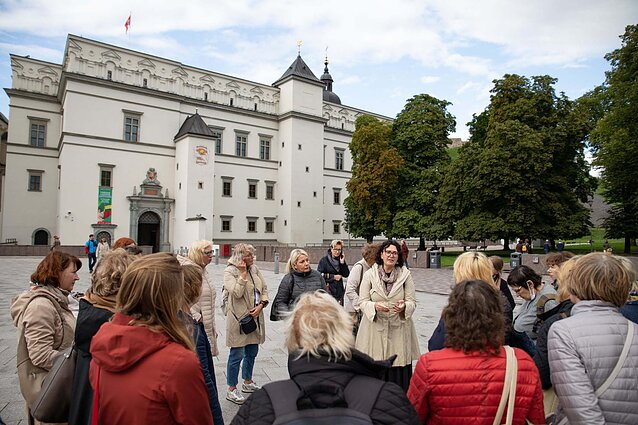 Gina Viliūnė veda ekskursiją pagal pirmą detektyvą