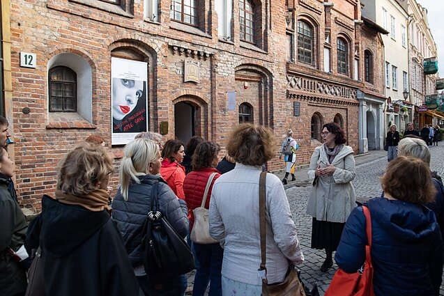 Gina Viliūnė veda ekskursiją pagal pirmą detektyvą