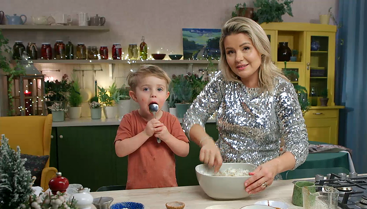Beata su sūnumi atsakingai ruošiasi šventėms – pademonstravo, kaip paruošti tobulus kūčiukus