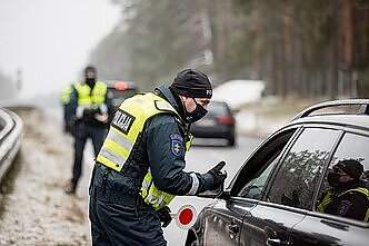 Reidas: kokių veiksmų imasi pareigūnai, jei vairuotojas neįpučia reikiamo oro kiekio į alkoholio matuoklį?
