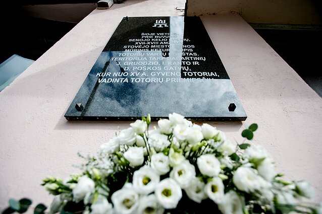 Kaune atidengta atminimo lenta, skirta įvardyti buvusių Totorių vartų bokšto ir Totorių priemiesčio vietą