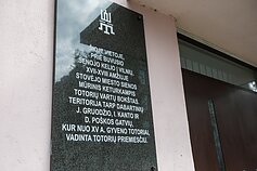 Kaune atidengta atminimo lenta, skirta įvardyti buvusių Totorių vartų bokšto ir Totorių priemiesčio vietą