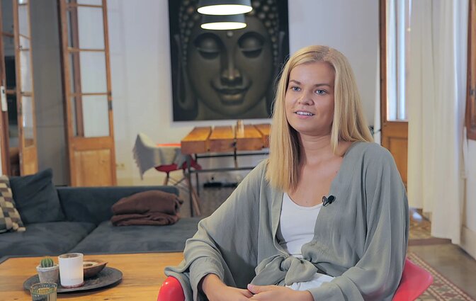 Kadaise vaikų Eurovizijoje išgarsėjusi Lina Jurevičiūtė savo gyvenimą pakreipė nenuspėjama linkme. Iš daininkės – į prodiuserę Londone, o paskui – į jogos trenerę Barselonoje