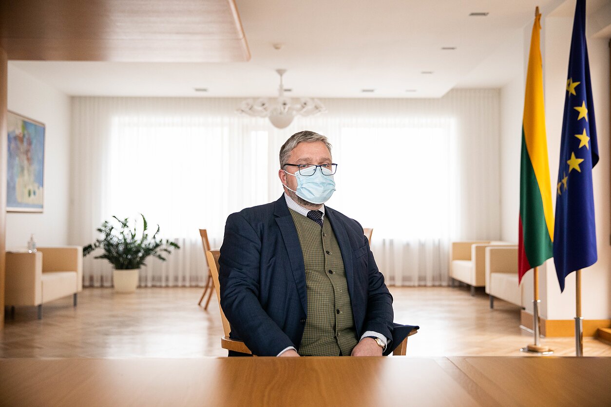 Didžiausias galvos skausmas viešojo administravimo srityje yra vadovų korpusas, interviu LRT.lt pripažįsta premjerės Ingridos Šimonytės patarėjas Vitas Vasiliauskas. Anot jo, ne viena valstybės institucija niekaip neranda vadovo dažniausiai ne dėl siūlomo nekonkurencingo atlyginimo, o dėl to, kad žmonės, eidami vadovauti įstaigoms, bijo susigadinti reputaciją. 