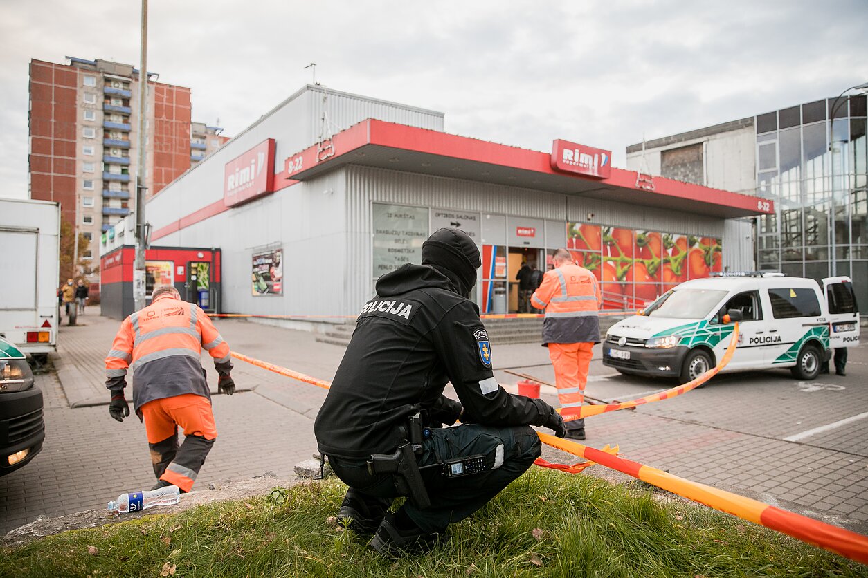 Į sostinėje esančią maisto prekių parduotuvę atėjusio vyriškio apsaugos darbuotojas paprašė užsidėti apsauginę veido kaukę, bet tokio atsako nesitikėjo – į apsaugos darbuotoją buvo paleisti šūviai, jam peršautos kojos. Vilniaus miesto apylinkės teismas 15 parų leido suimti į parduotuvės „Rimi“ apsaugininką šovusį pirkėją. 