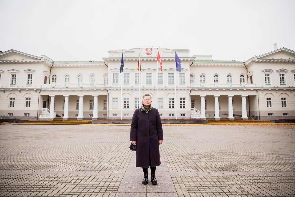 LGBT vaiko mama Rasa Račienė atviru laišku kreipėsi į prezidentą Gitaną Nausėdą, prašydama užtikrinti vienodas teises visiems Lietuvos piliečiams. Netrukus ji buvo pakviesta į susitikimą prezidentūroje. „Iš prezidento aš supratau, kad jis nėra vien tik šalies vadovas. Jis yra ir žmogus. Kaip mamą jis mane tikrai išgirdo ir jam nėra tas pats, kaip žmonės jaučiasi Lietuvoje, įskaitant LGBT žmones“, – žurnalistams po susitikimo su G. Nausėda sakė R. Račienė. 