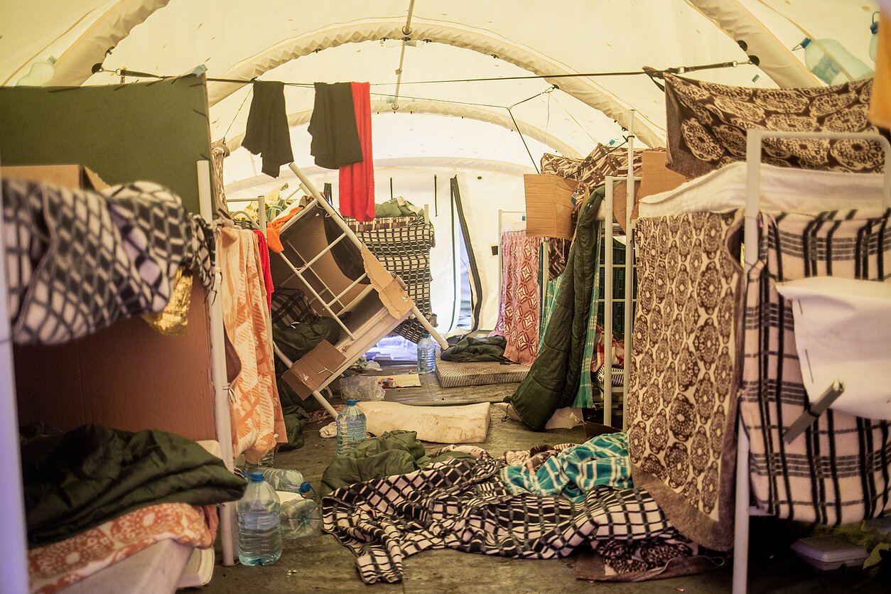 Iš Rūdninkų poligone vasarą įkurtos laikinos migrantų stovyklavietės išvežti paskutiniai užsieniečiai, neteisėtai kirtę Lietuvos valstybės sieną. Dalis migrantų, palikdami stovyklą, kartu paliko ir dalį savo daiktų, ir šiukšlių. Rūdninkų migrantų stovyklos administratorius Renaldas Žekonis sakė, kad iš viso stovykloje gyveno 740 migrantų, visi jie – vieniši vyrai. Ir visi jie dabar perkelti į Kybartus.