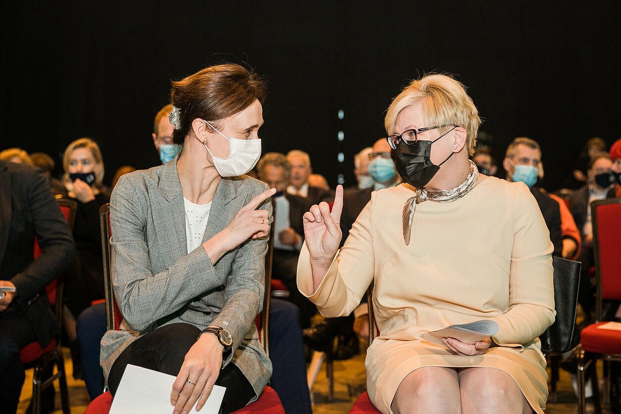 Valdančioji Tėvynės sąjungos-Lietuvos krikščionių demokratų (TS-LKD) partija rinkosi į suvažiavimą. Jame dalyvavusi liberalė Seimo pirmininkė Viktorija Čmilytė-Nielsen akcentavo, kad dabartinė Vyriausybė yra geriausia, kas galėjo nutikti. Tuo metu premjerė Ingrida Šimonytė teigė sulaukianti ne tik partijos paramos, bet ir kritikos. Vis dėlto, anot jos, balsavimai Seime rodo, kad parama tikrai yra.
