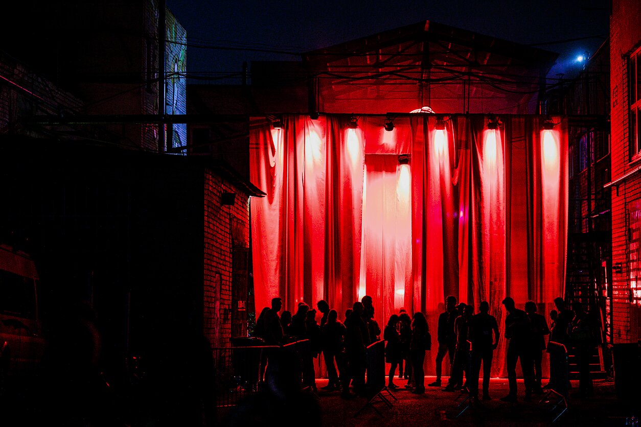 Vilniuje aidėjo muzikos ir menų festivalis „Loftas Fest“. Šių metų festivalis – dešimtasis, tačiau jubiliejų švenčiančiam renginiui teko ir nemažai iššūkių. 2012-aisiais debiutavęs „Lofto“ šeimininkų Viktoro ir Živilės Diawarų sumanytas festivalis kasmet suvienija aktualius alternatyviosios muzikos atlikėjus, meno instaliacijas, šokio, cirko, teatro ir kitų žanrų kūrėjus.