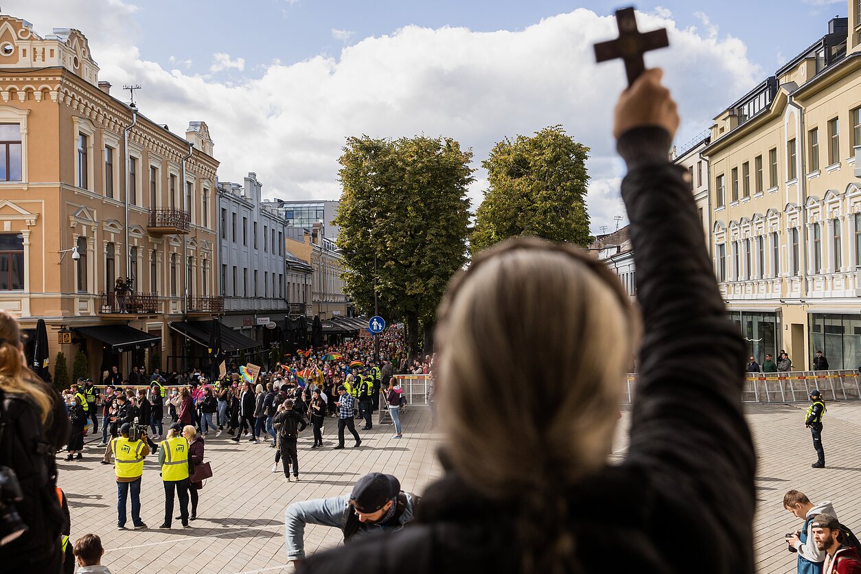 Kitąmet Kaunas taps Europos kultūros sostine, tačiau pasirengimas LGBTQ+ bendruomenės eitynėms ir tai, kaip į jos dalyvius reagavo kai kurie tradiciniais save vadinantys kauniečiai, neatrodė kultūringai. Šios eitynės tapo išbandymu ir Kauno merui Visvaldui Matijošaičiui, kuris savo veiksmais ir kalbomis rodė nepritarimą joms. Neapsiėjo „Kaunas Pride“ ir be incidentų, todėl protesto priešininkus ramino specialiosios policijos pajėgos, po eitynių nukentėjo du jų dalyviai. LGBTQ+ bendruomenė staigių permainų nesitiki, tačiau viliasi, kad su ja bent bus kalbama.