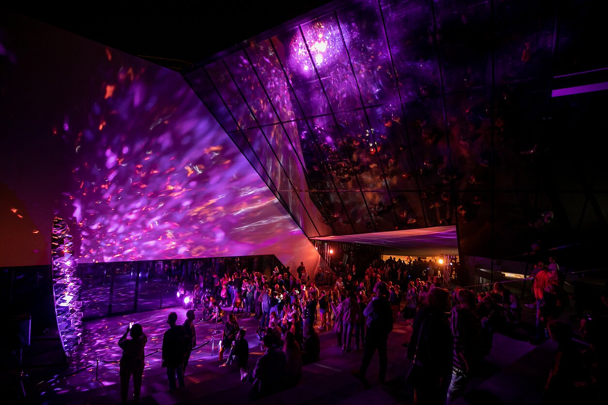 Kaip kometa praskriejo ir sostinę nušvietė šviesos meno ir šiuolaikinių technologijų šventė – III Vilniaus šviesų festivalis, kuris rugpjūčio 13–15 d. vėlyvais vakarais į miesto gatves kvietė vilniečius ir specialiai į festivalį atvykusius svečius. Beveik 6 km ilgio 18 įspūdingų šviesos instaliacijų jungiantis festivalio maršrutas Senamiesčio ir Naujamiesčio erdvėse spindėjo ne tik menininkų kūriniais, bet ir ypač pakilia nuotaika.
