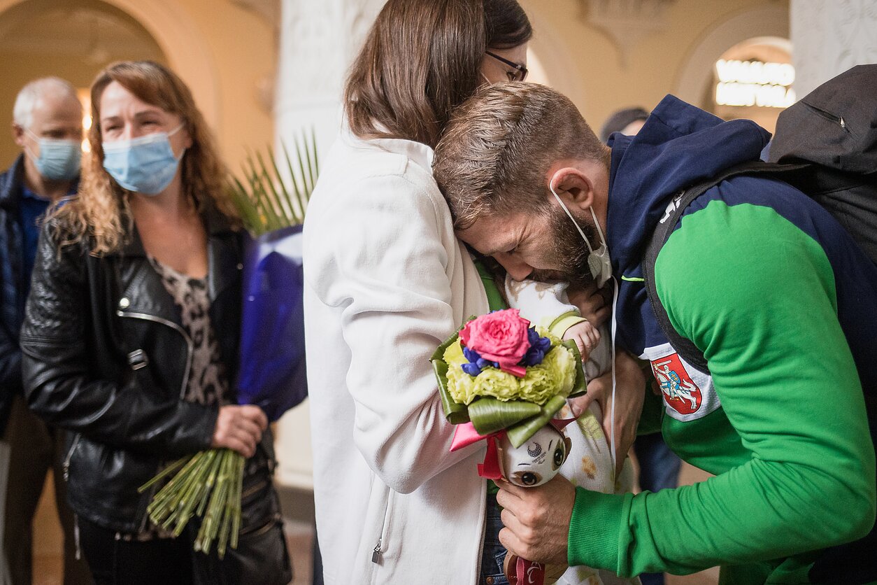 „Vis dar galvoju, kad tai sapnas“, – sugrįžęs į Lietuvą sakė Tokijo paralimpinėse žaidynėse bronzos medalį dziudo imtynių rungtyje iškovojęs Osvaldas Bareikis. „Paėmiau sūnų ant rankų ir jausmais bei žodžiais pasakiau, kad labai jį myliu ir kad žinotų, kaip reikia siekti tikslų“, – emocijų neslėpė paralimpinis prizininkas.