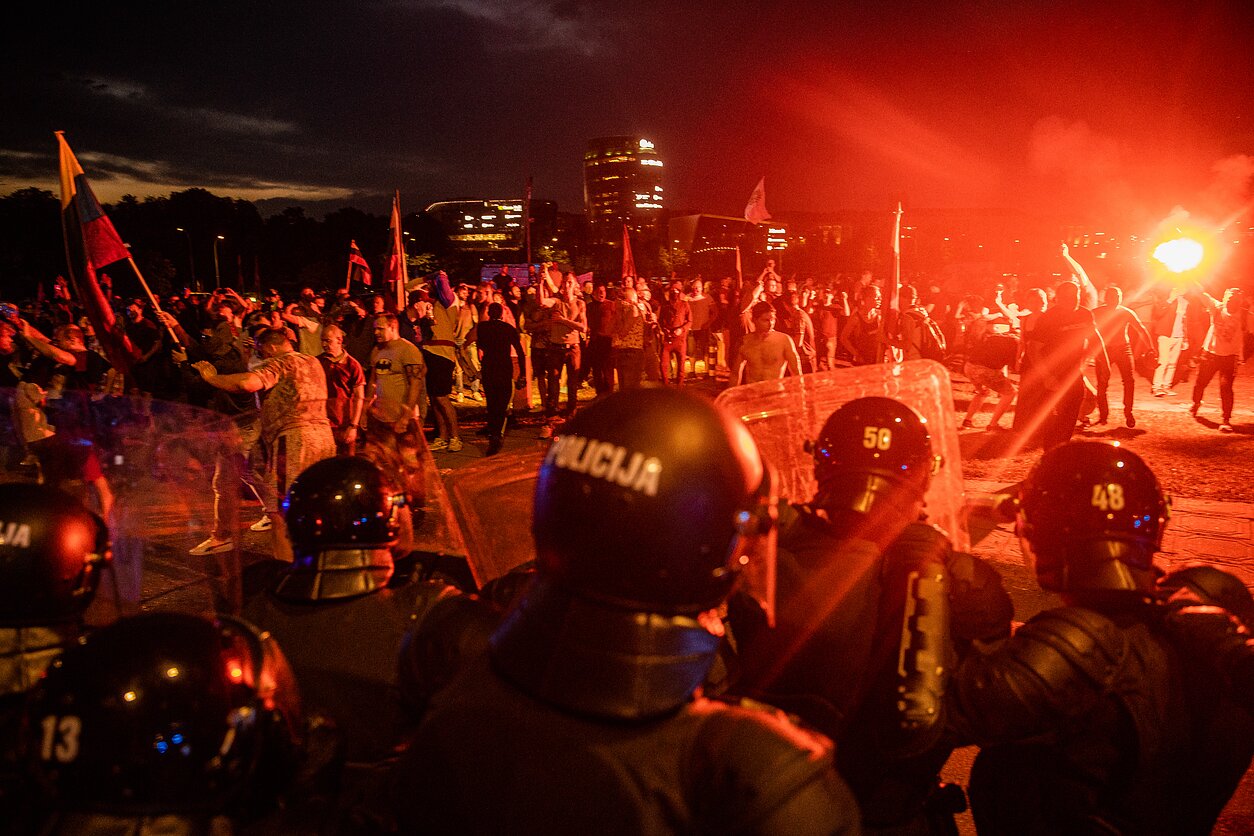 Ne tik akmenis ar stiklinius butelius riaušininkai mėtė į pareigūnus. Seimo ir pareigūnų pusėn skriejo ir signalinės raketos. Riaušininkams nesiskirstant, apie 2 val. nakties pareigūnai ėmėsi sulaikyti ir vaikyti protestuotojus, tačiau netrukus pasigirdo sprogimas – sprogmenį panaudojo riaušininkai. Garsinė granata, kurioje, kaip pranešama, buvo skeveldrų, sužalojo keletą pareigūnų. 