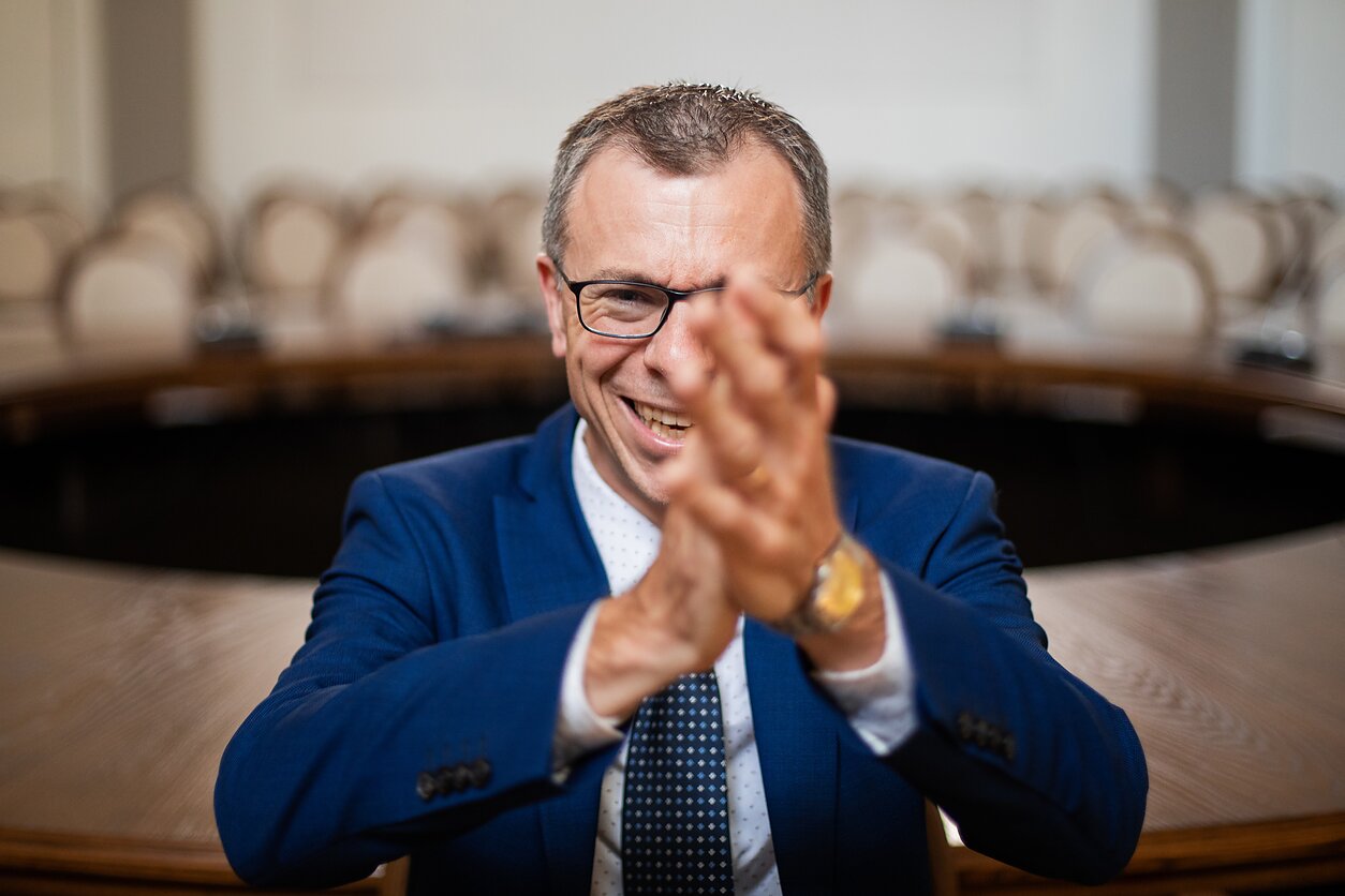 Įamžinta šypsena – fotografuojamas švietimo, mokslo ir sporto ministrės atstovas spaudai Dainoras Lukas nesulaikė juoko. 