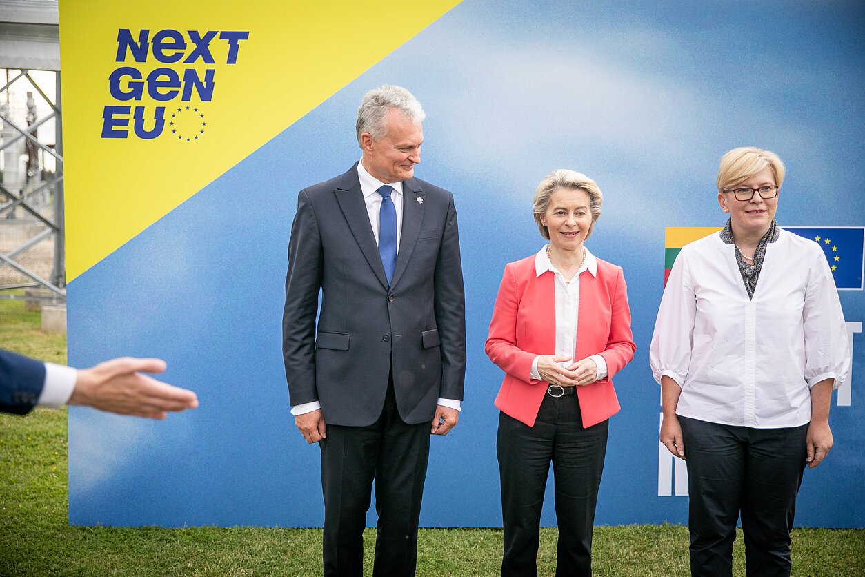 Liepą Lietuvoje viešėjo Europos Komisijos pirmininkė Ursula von der Leyen. Vizito Lietuvoje metu ji ne tik gyrė šalies ekonomikos gaivinimo planą, bet ir paragino lietuvius skiepytis nuo COVID-19. „Turime svarbią priemonę, kaip su tuo kovoti, ir manau, kad turime eiti pirmyn vakcinuodamiesi tam, kad apsisaugotume“, – tvirtino EK pirmininkė.