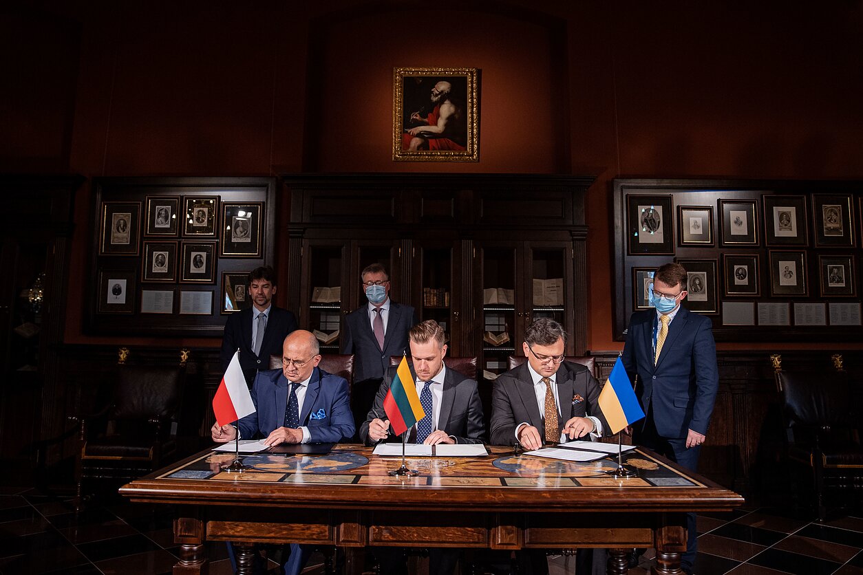Vilniuje vyko trečiasis „Liublino trikampio“ – Lietuvos, Lenkijos ir Ukrainos – užsienio reikalų ministrų susitikimas. Susitikimo metu buvo pasmerkta besitęsianti Rusijos agresija prieš Ukrainą ir neteisėta Krymo aneksija, taip pat pabrėžta tvirta parama Ukrainos integracijos į Europos Sąjungą (ES) ir NATO siekiams.