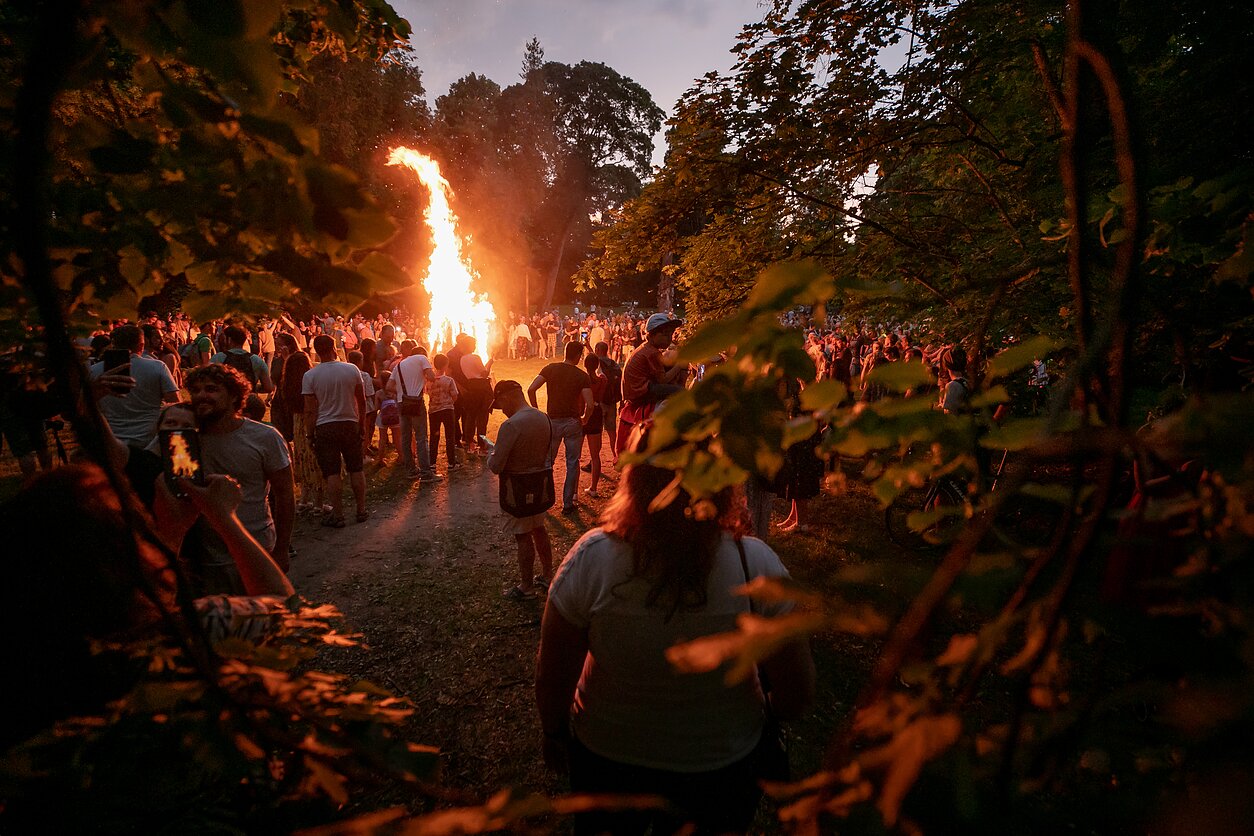 Verkių rūmų parke – iki saulės patekėjimo besitęsiantis tradicinės Rasos šventės šurmulys. Praėjusiais metais dėl COVID-19 pandemijos ir karantino ribojimų šventė Verkių parke neįvyko, tad šiemet visi susirinko su dvigubu džiaugsmu. Čia Joninių vakarą atgimė senolių tradicijos – kupoliavimas, būrimai iš žolynų, ugnies apeigos prie Lizdeikos aukuro su sutartinėmis, vakaro saulės palydėjimas su dainomis, šokiai prie laužo, Nerimi plaukiantys vainikai, prausimasis ryto rasoje ir tekančios saulės sutiktuvės. 