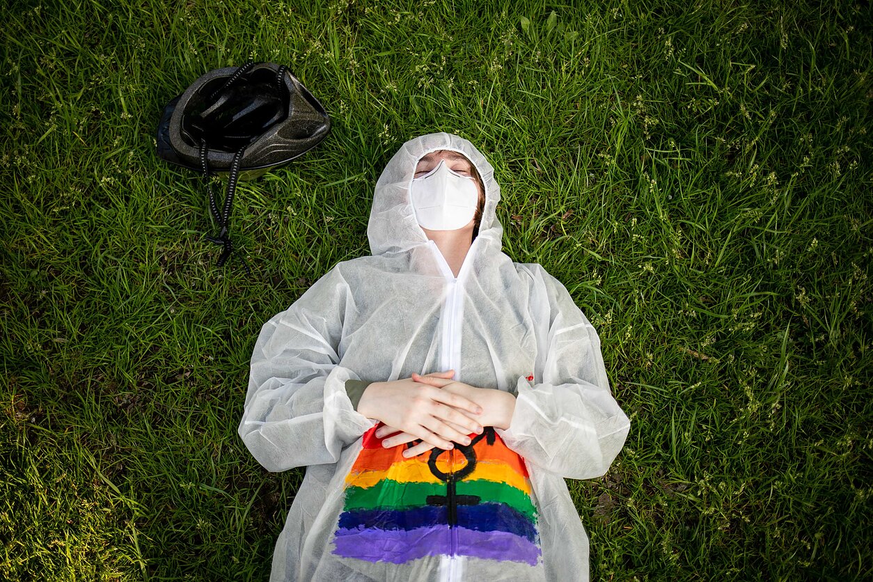 Vilniuje vykstant prieš Stambulo konvenciją nukreiptam Šeimų gynimo maršui, sostinėje vakare surengti ir keli LGBT rėmėjų protestai. Renginių metu vaivorykštės spalvų atributika pasipuošę jaunuoliai teigė norintys, kad būtų gerbiamos visų žmonių teisės į meilę, į šeimą.