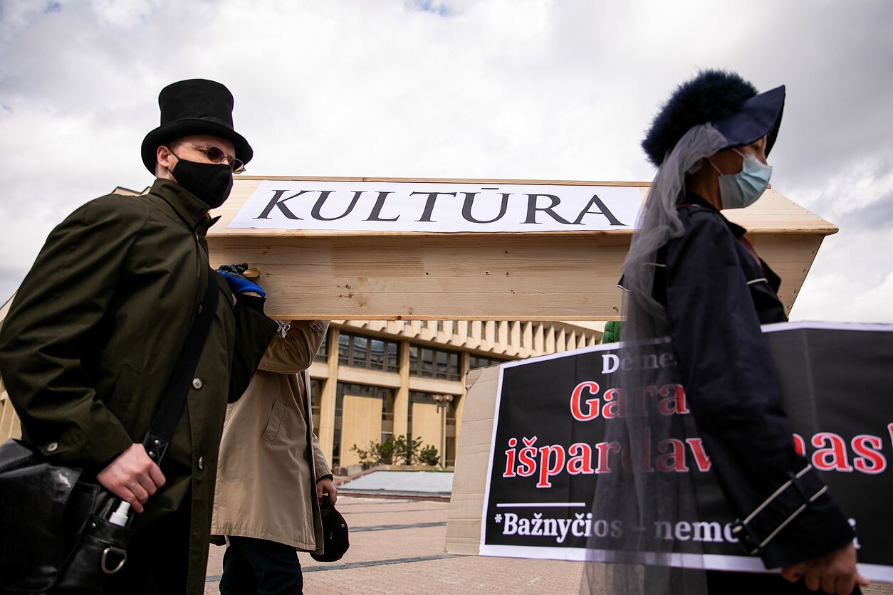 Nepriklausomybės aikštėje prie Seimo vyko paveldo laidotuvės su varžytynių elementais – protesto akcija prieš „ketinimus paversti vertingiausių Lietuvos kultūros paveldo objektų teritorijas statybvietėmis“. Kultūros komiteto pirmininkas Vytautas Juozapaitis teigė išgirdęs nuogąstaujančius ir ruošiantis pataisas: „Reikia numatyti galimus piktnaudžiavimo atvejus.“