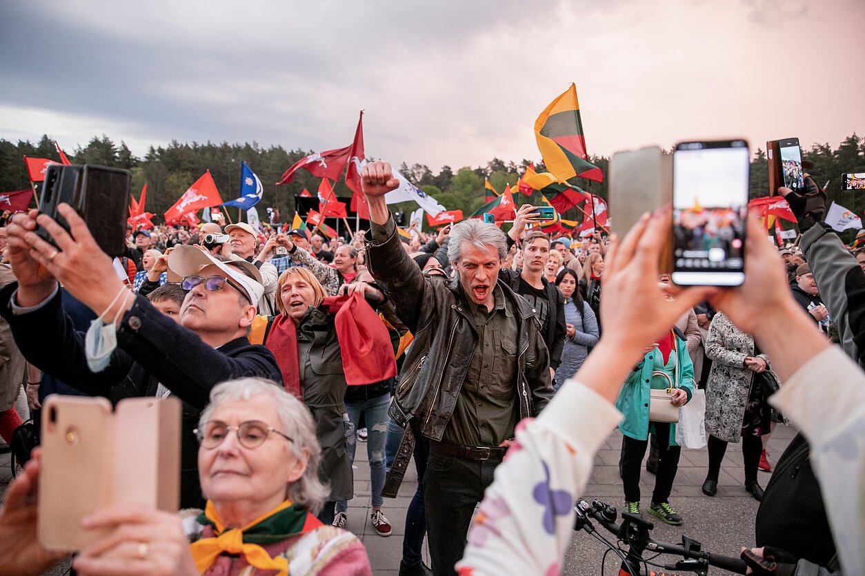 Vilniaus Vingio parke vyko „Didysis šeimos gynimo maršas“, kurio organizatoriai sako norintys apginti tradicines šeimos vertybes. Į pagrindinį renginį susirinko, preliminariais duomenimis, apie 10 tūkst. žmonių, sakė policija.