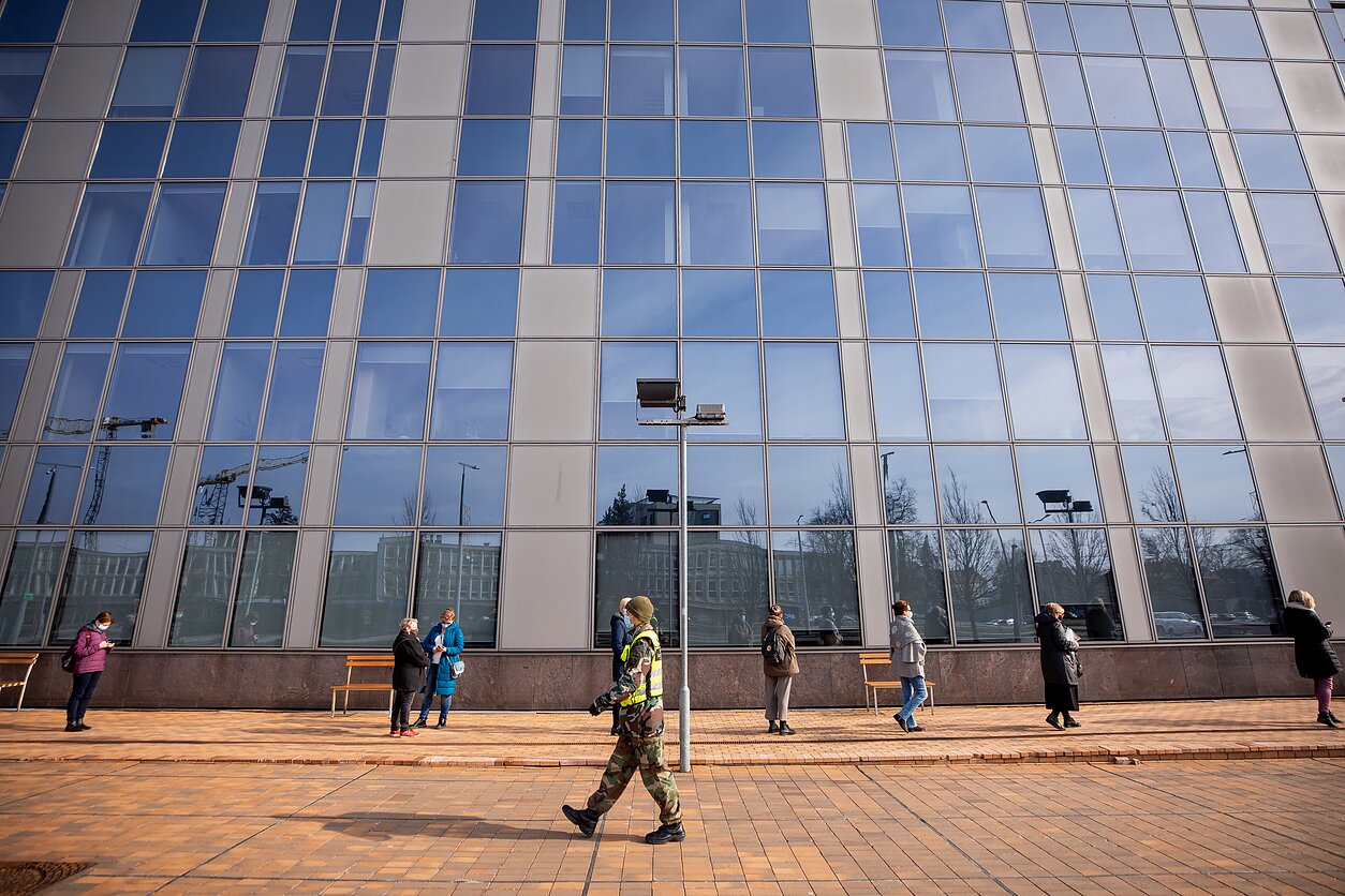 Ekspertų teigimu, Vilniaus regione sergamumo COVID-19 situacija balandį buvo viena prasčiausių šalyje, todėl gyventojai, priklausantys vakcinuojamoms grupėms, raginami kuo sparčiau pasiskiepyti. Prie savivaldybėje įsikūrusio vakcinimo punkto neretai susidaro eilė.