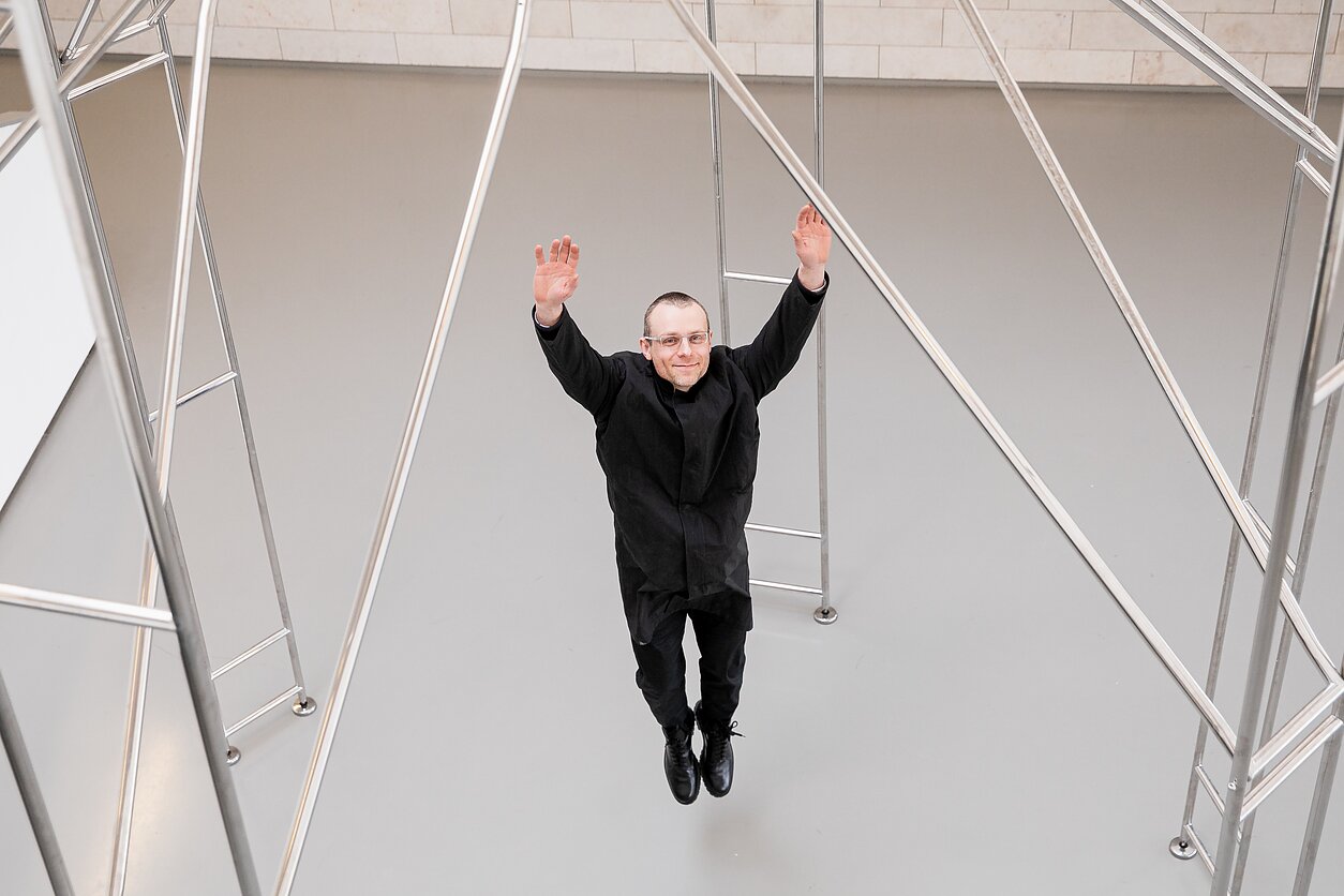 Gegužės pabaigoje Venecijos architektūros bienalėje atidarytas Lietuvos paviljonas. Šiemet mūsų šaliai šiame renginyje atstovauja menininkas Julijonas Urbonas, įsteigęs fiktyvią Lietuvos erdvės agentūrą ir sukūręs „Planetą iš žmonių“.