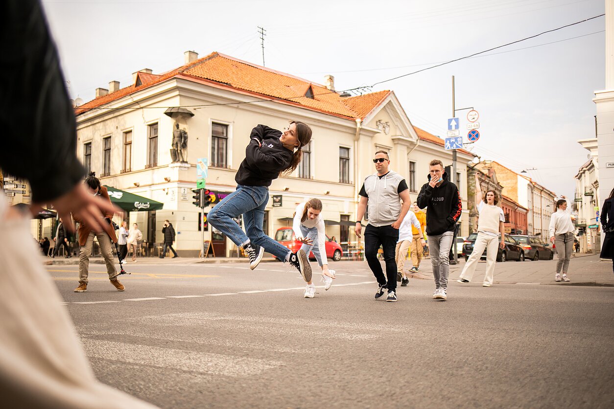 Tarptautinės šokio dienos proga Šiuolaikinio šokio asociacija (ŠŠA) surengė šokį pėsčiųjų perėjose prie MO muziejaus Vilniuje, autobusų stoties žiedo Kaune ir šalia Klaipėdos dramos teatro. Vilniuje pasirodę „Low Air“ teatro mokykos šokėjai išmėgino save neįprastoje scenoje – pėsčiųjų perėjoje.