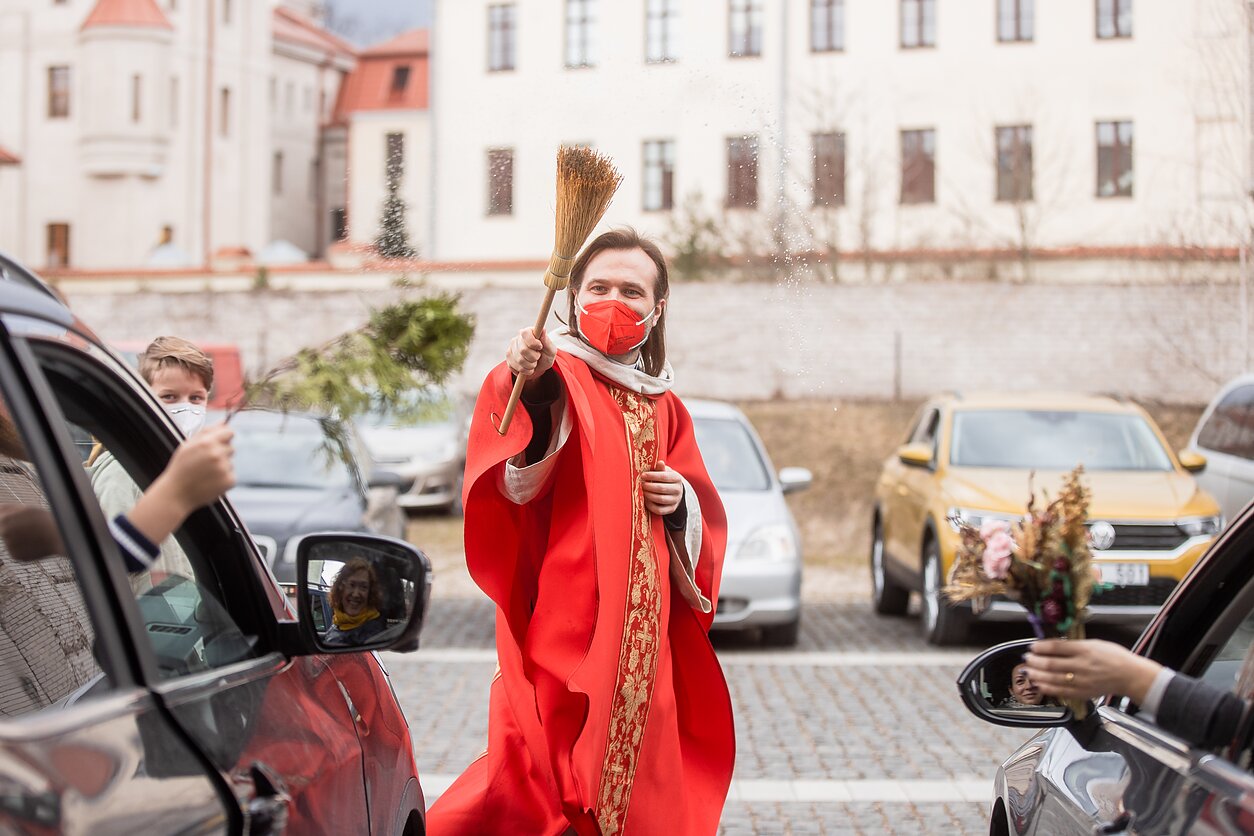 Priėmus sprendimą nerengti pamaldų kontaktiniu būdu, kovą žmonės buvo pakviesti mišias stebėti iš savo automobilių. Vėliau kunigas A. Toliatas automobiliuose sėdintiems žmonėms dalijo komuniją, šventino verbas.