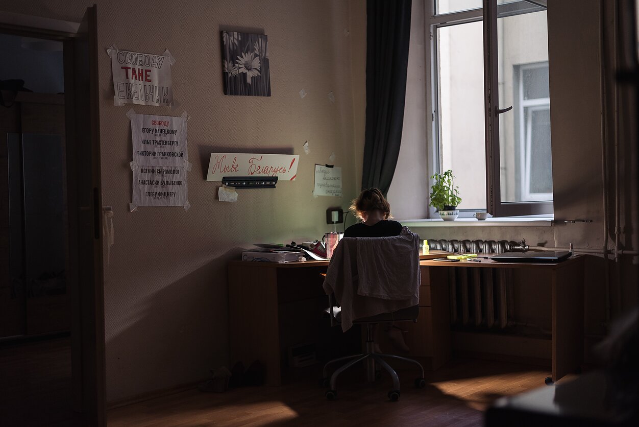 Jauna baltarusė Lietuvoje, turėjusi bėgti iš šalies po to, kai režimas ėmė persekioti jos motiną dėl opozicinės veiklos.