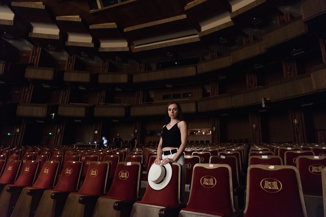 Margarita Levčuk, garsi Baltarusijos operos solistė, dabar gyvena Vilniuje ir koncertuoja Lietuvos nacionaliniame operos ir baleto teatre. „Jei dainuoji Lukašenkai, vadinasi, pats fiureris tave pripažino. (…) Esi vergas, ir viskas.“