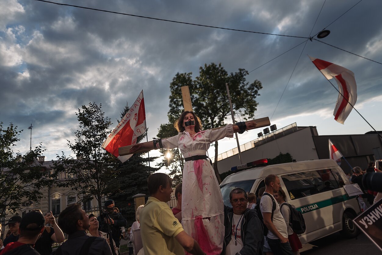 Minėdami suklastotus 2020-ųjų rugpjūčio 9-osios rinkimus, baltarusiai surengė protesto akciją priešais šalies ambasadą Vilniuje.