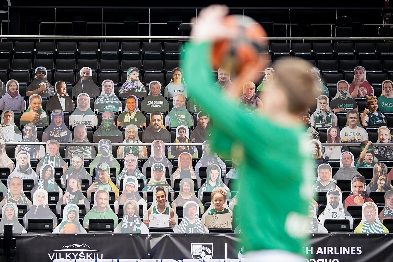 Pandemija perrašė ir sporto varžybų taisykles – esant griežtam karantinui varžybos vyko be žiūrovų. Ką reiškia varžytis tuščioje salėje, patyrė ir su Maskvos srities „Chimki“ susirėmęs Kauno „Žalgiris“. 