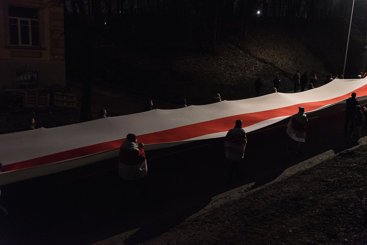 Kovo 25 dieną Baltarusijos opozicija ir išeivija mini Nepriklausomybės dieną. Tačiau Aliaksandro Lukašenkos režimas nacionaline diena „referendumu“ yra paskelbęs liepos 3-iąją. Šalis turi ir trečią, nešvenčiamą, dieną – liepos 27-ąją, o dabar siūloma nauja data. LRT trumpai paaiškina, ką visa tai reiškia.