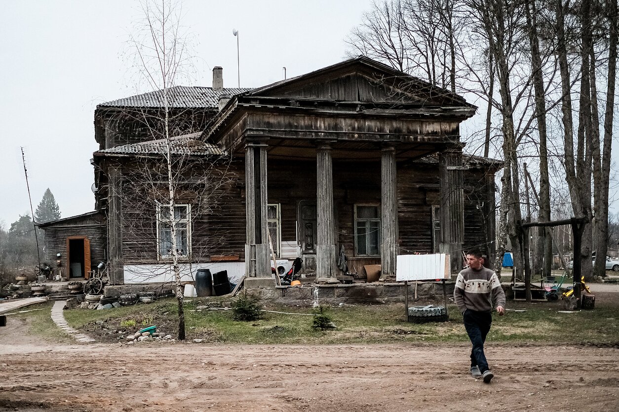 Dauguma Šriubiškių kaimo gyventojų įsikūrę viename pastate. Net vienuolika šeimų gyvena mediniuose 19 amžiaus pabaigos dvaro rūmuose. Sovietmečiu juose veikusi kolūkio kontora galiausiai virto butais, kuriuose apsigyveno ten dirbusiųjų šeimos. Praeities prabangą menantys rūmai su mediniu keturių kolonų frontonu šiandien sprendžia įsisenėjusią problemą – griuvus sovietmečiui jo gyventojai pavėlavo įteisinti nuosavybę.