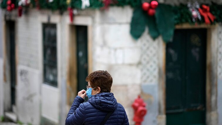 Žinios. Ribojimai Europos šalyse dėl omikron atmainos plečiasi, o naujamečiai vakarėliai – atšaukiami