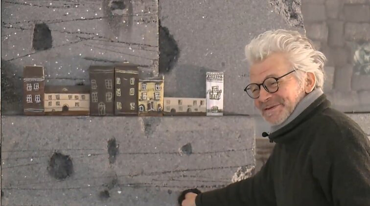 Berlyno sienos instaliacija ir Niujorko koliažai – dailininko Eugenijaus Varkulevičiaus–Varkalio parodoje Kaune