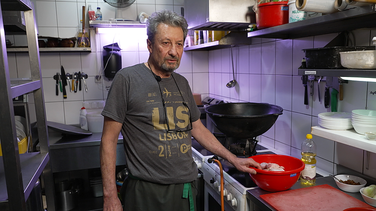 Гагик Исраэлян готовит жаркое из курицы Гагик Исраэлян готовит жаркое из курицы