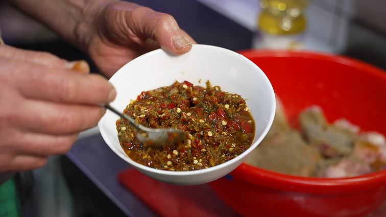 Гагик Исраэлян готовит жаркое из курицы Гагик Исраэлян готовит жаркое из курицы