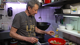 Гагик Исраэлян готовит жаркое из курицы Гагик Исраэлян готовит жаркое из курицы