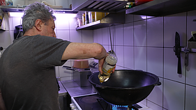 Гагик Исраэлян готовит жаркое из курицы Гагик Исраэлян готовит жаркое из курицы