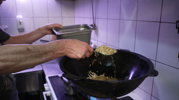 Гагик Исраэлян готовит жаркое из курицы Гагик Исраэлян готовит жаркое из курицы