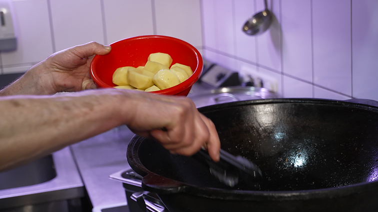 Гагик Исраэлян готовит жаркое из курицы Гагик Исраэлян готовит жаркое из курицы