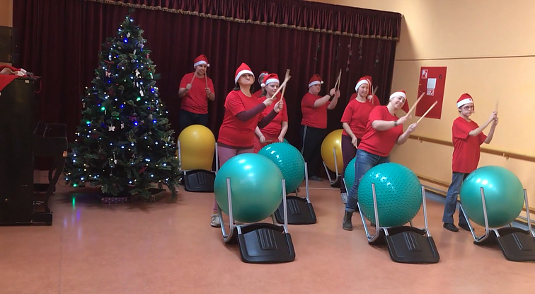 Išskirtinė menininkų ir negalią turinčių asmenų centro iniciatyva.