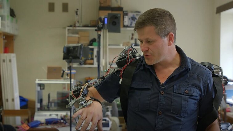 Smalsumo genas. Mintimis valdomi išmanieji implantai ir fantastinių filmų idėjos, tampančios tikrove