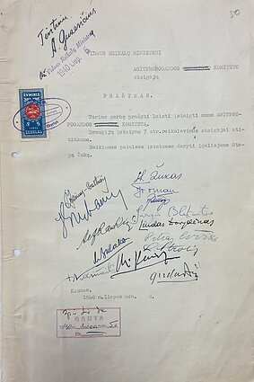 Juozo Mikėno kartu su kitais kairiųjų pažiūrų menininkais pasirašytas prašymas sovietų paskirtam vidaus reikalų ministrui Aleksandrui Gudaičiui-Guzevičiui leisti steigti sovietinės propagandos organizaciją „Agitpropas“ (1940 m. liepa) Juozo Mikėno kartu su kitais kairiųjų pažiūrų menininkais pasirašytas prašymas sovietų paskirtam vidaus reikalų ministrui Aleksandrui Gudaičiui-Guzevičiui leisti steigti sovietinės propagandos organizaciją „Agitpropas“ (1940 m. liepa)