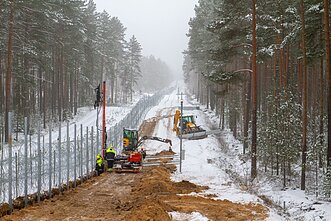Pasienyje su Baltarusija pradėti fizinio barjero antrojo etapo įrengimo darbai