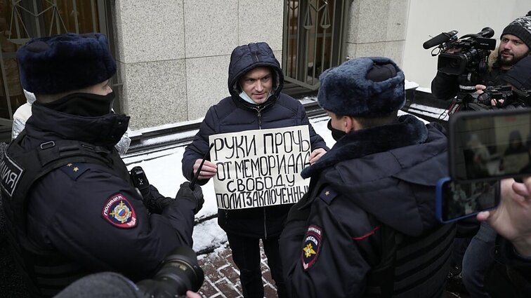 Rusijos teismas nurodė uždaryti žmogaus teisių centrą „Memorial“: organizacijos rėmėjai tai vadina tragedija visai šaliai