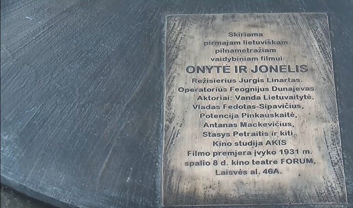 Atidengta skulptūra pirmajam lietuviškam ilgo metro filmui: už pusmečio darbą aktoriai gavo šokolado