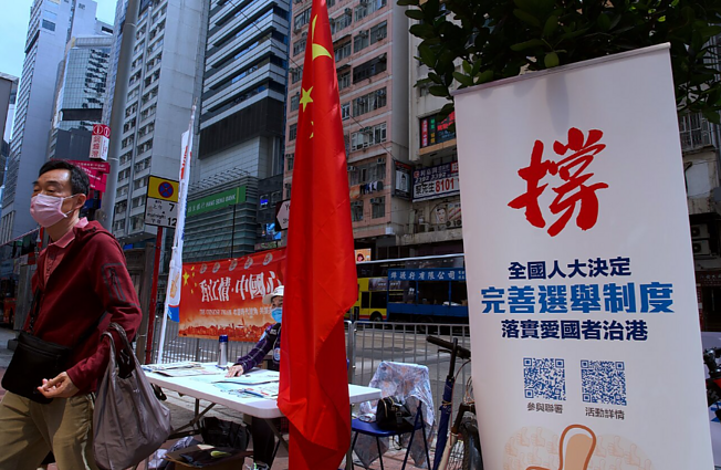 Už darbą nepriklausomoje žiniasklaidoje – antrankiai: Honkonge uždarytas dar vienas valdžią kritikavęs leidinys